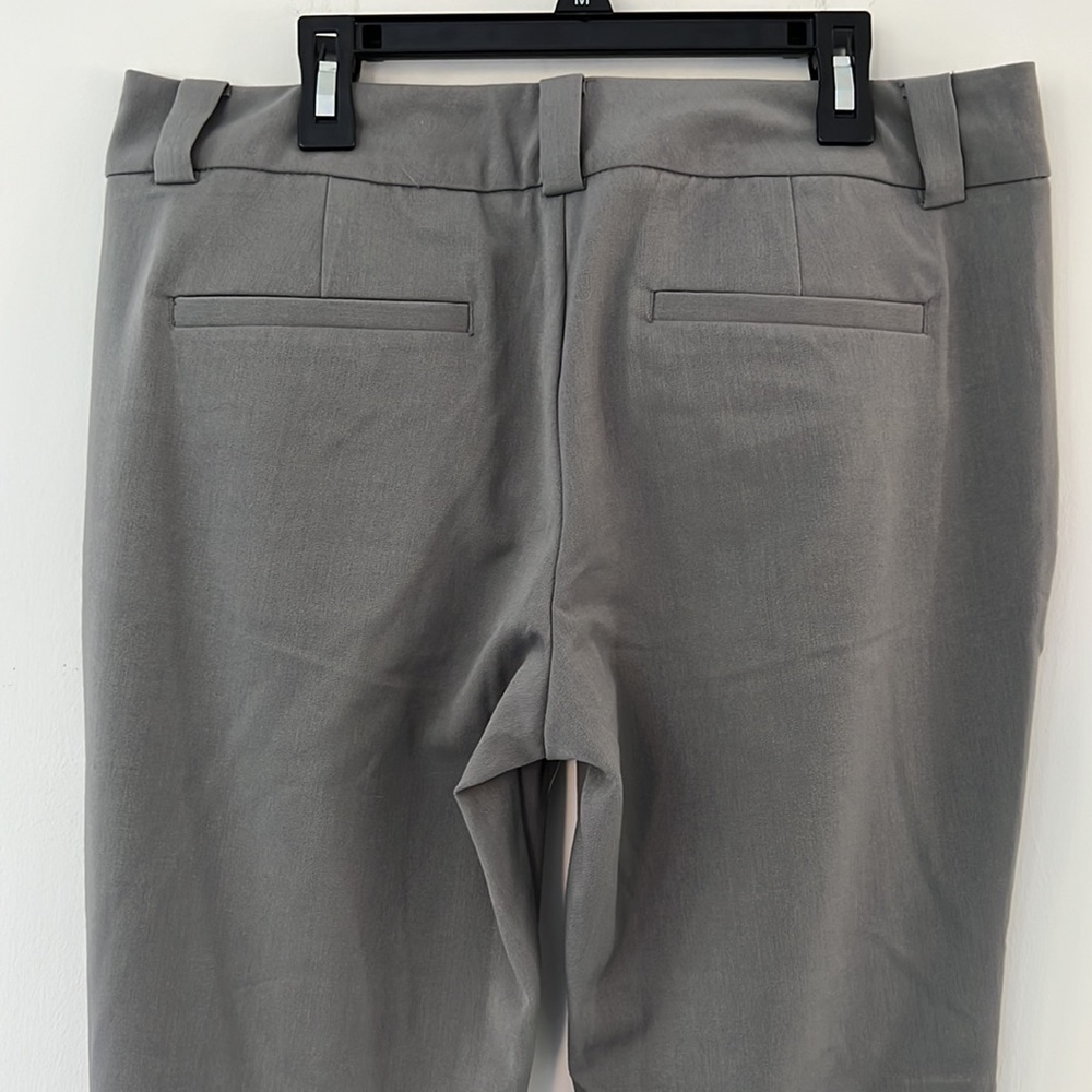 Old Navy Women’s Pants size 8 in Gray with Cuffs - Picture 5 of 6